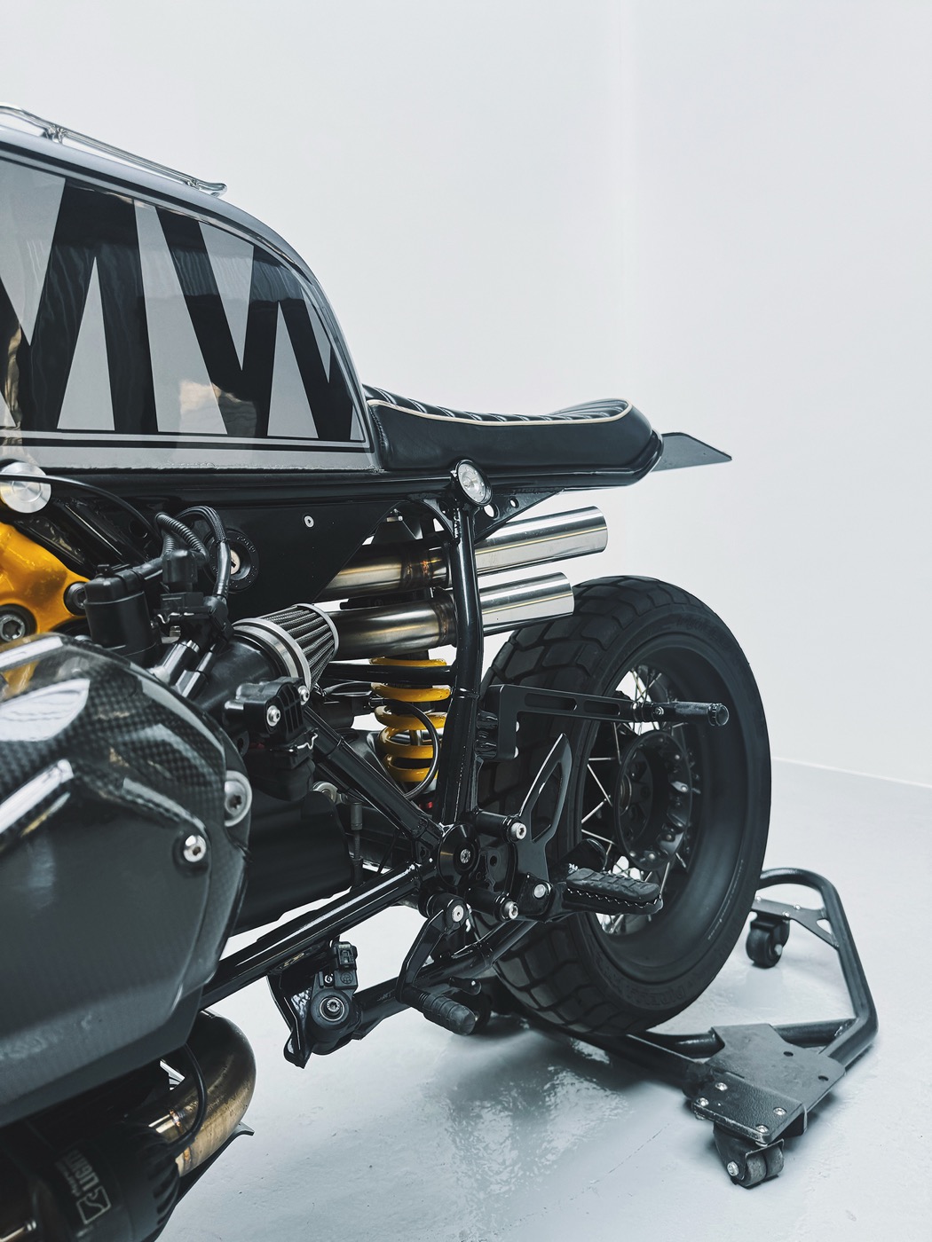 Bikaro NineT Hero — 斜め框